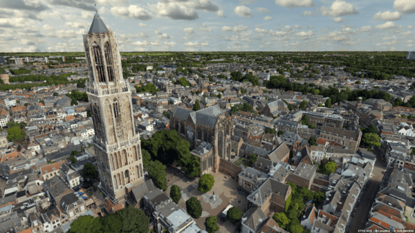 Visualisatie van 3D-data als digitale puzzelstukjes die samen bouwen aan een complete Digital Reality.