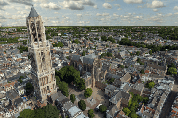 Visualisatie van 3D-data als digitale puzzelstukjes die samen bouwen aan een complete Digital Reality.