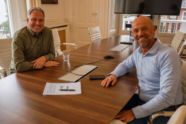 Rutger van Kan van Skyline en Eric-Jan van Alten van IMAGEM ondertekenen een overeenkomst voor een geospatial partnership