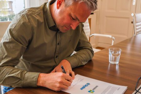 Rutger van Kan van Skyline ondertekent een overeenkomst voor het geospatial partnership met IMAGEM