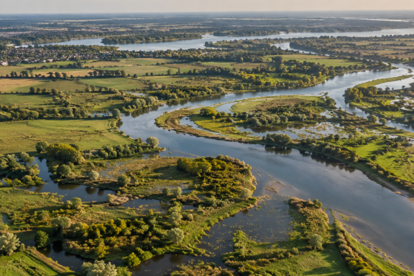 Luchtfoto van een meanderende rivier als symbool voor digitale innovatie en een flexibele aanpak bij de overheid.